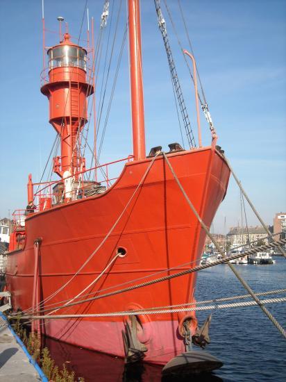 bateau feux sandettie au port de dunkerque