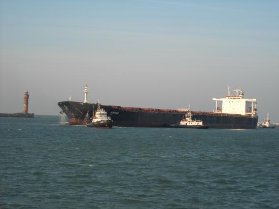bateau et remorqueur devant ecluse charles de gaulle a dunkerque